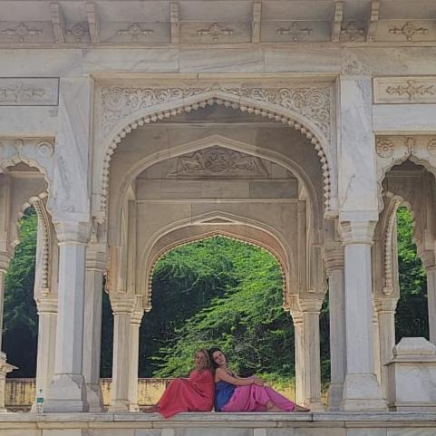 A picture of the two founders of Atelier Asali, mother Patricia and daughter Jasmijn, during their travel to Jaipur with a Temple arc on the background