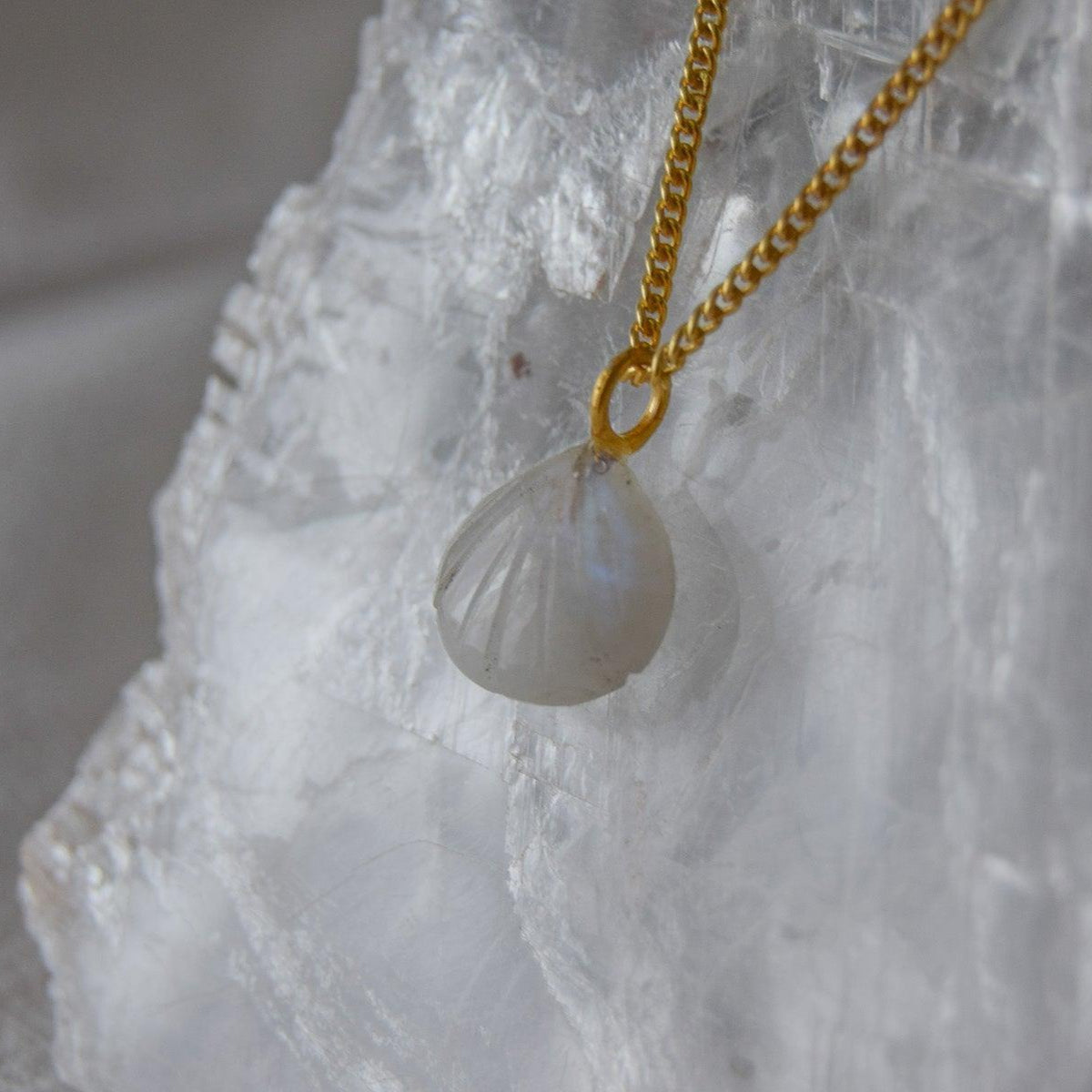 White Labradorite Shell Pendant - Atelier Asali